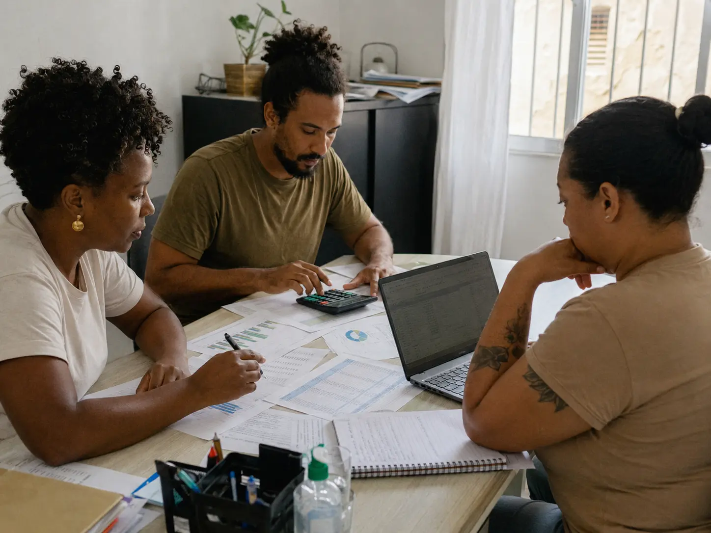 Equipe analisa e apresenta indicadores de resultados sociais.