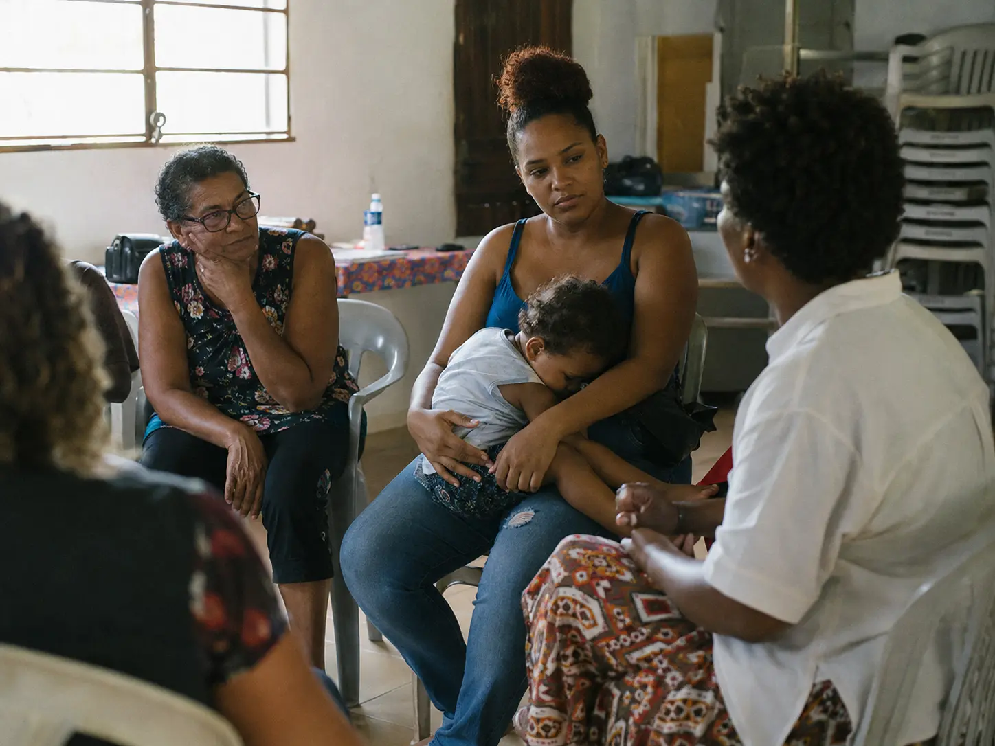 Pessoas de diferentes gerações representam desenvolvimento humano e social.